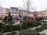 Strom a adventní věnec už zdobí hlučínské náměstí