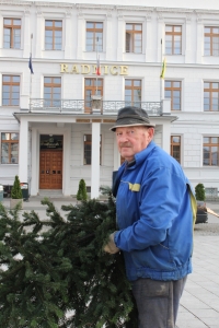 Hlučín má na náměstí obří adventní věnec