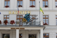 Festivalový motýl přilétl na balkón hlučínské radnice