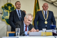 VIDEO: V Hlučíně vítali prezidenta Zemana koláči místo chlebem a solí